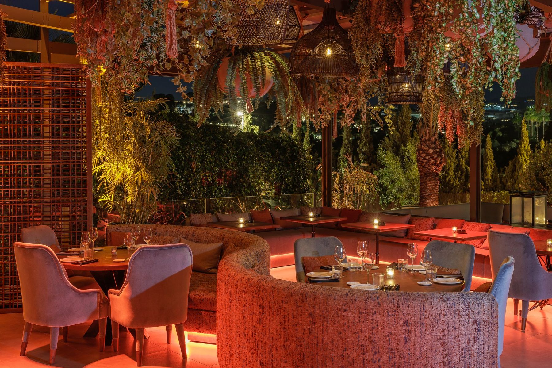 Terraza iluminada de noche con vistas a la ciudad — Mosh, Marbella. Fotografía de Pedro Jaén