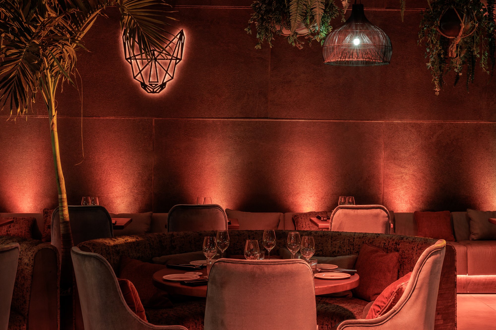 Reservado de terciopelo con luz roja — Mosh, Marbella. Fotografía de Pedro Jaén