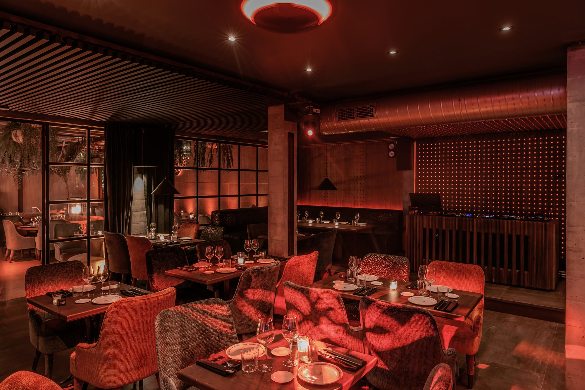 Comedor rojo con pared de luces — Mosh, Marbella. Fotografía de Pedro Jaén