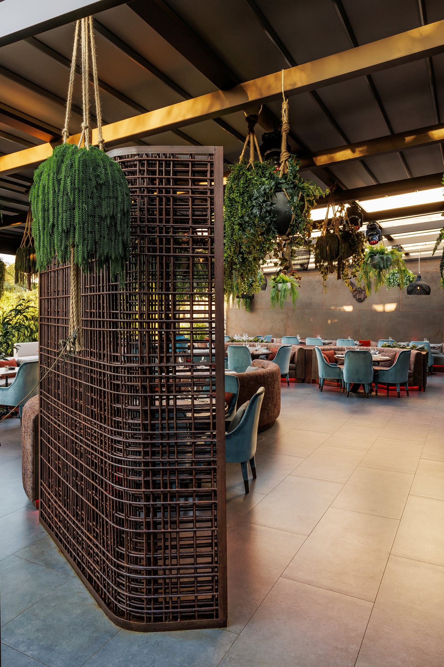 Celosía de madera con plantas colgantes — Mosh, Marbella. Fotografía de Pedro Jaén