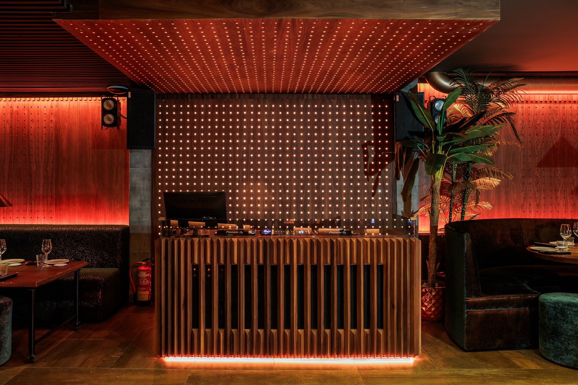 Cabina de DJ ante la pared de luces — Mosh, Marbella. Fotografía de Pedro Jaén