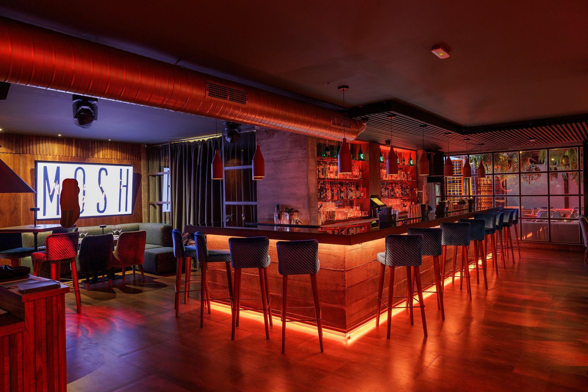 Barra con el logotipo iluminado — Mosh, Marbella. Fotografía de Pedro Jaén