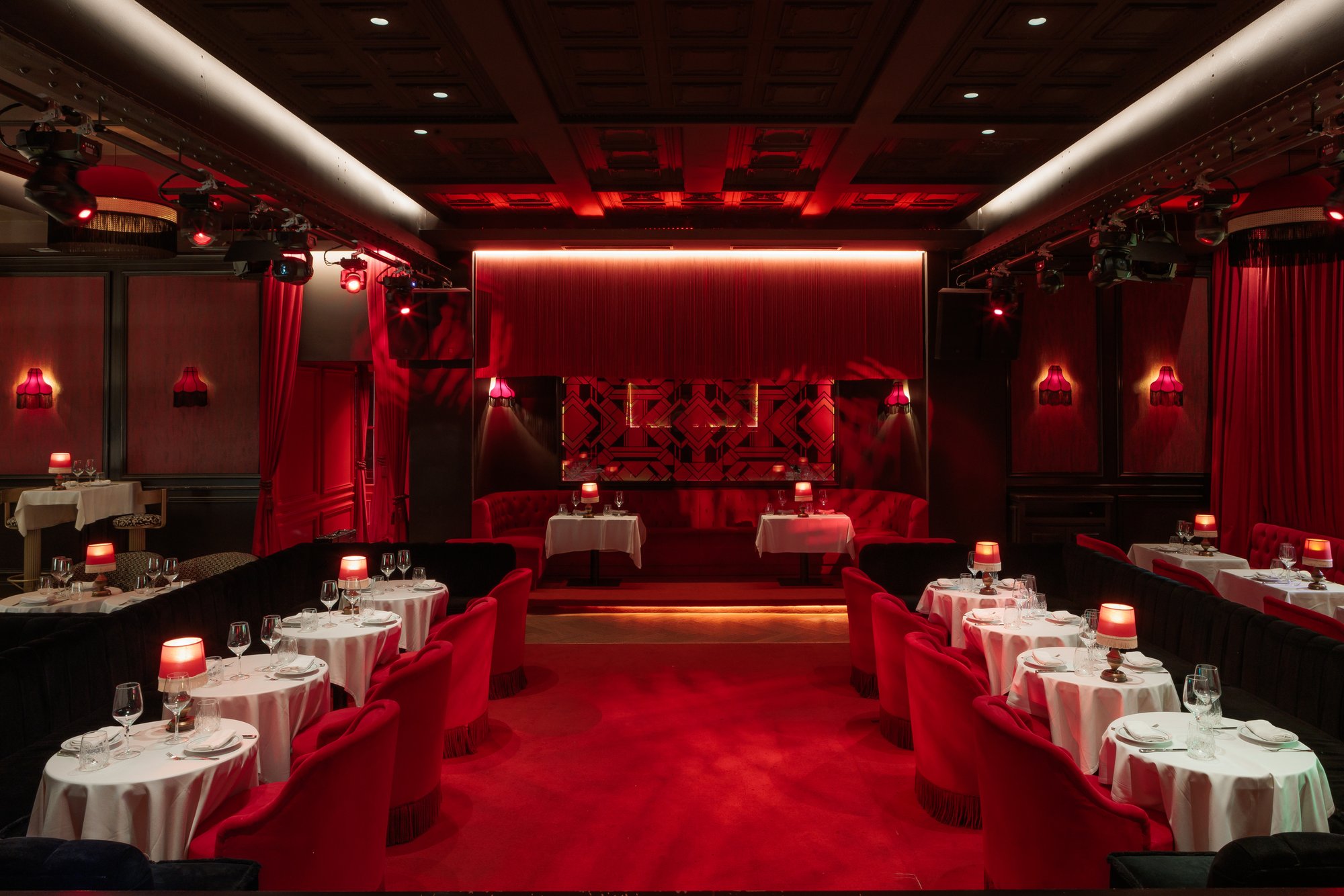 Comedor simétrico de terciopelo rojo bajo el techo artesonado — Motel, Marbella. Fotografía de Pedro Jaén
