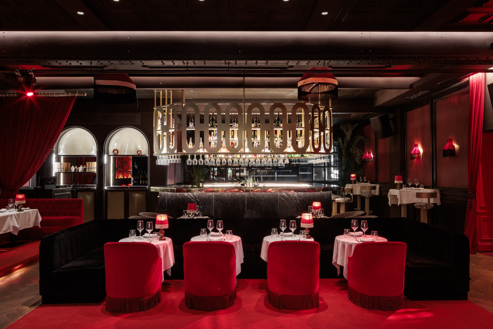 Barra con botellero dorado y sillas de terciopelo rojo — Motel, Marbella. Fotografía de Pedro Jaén