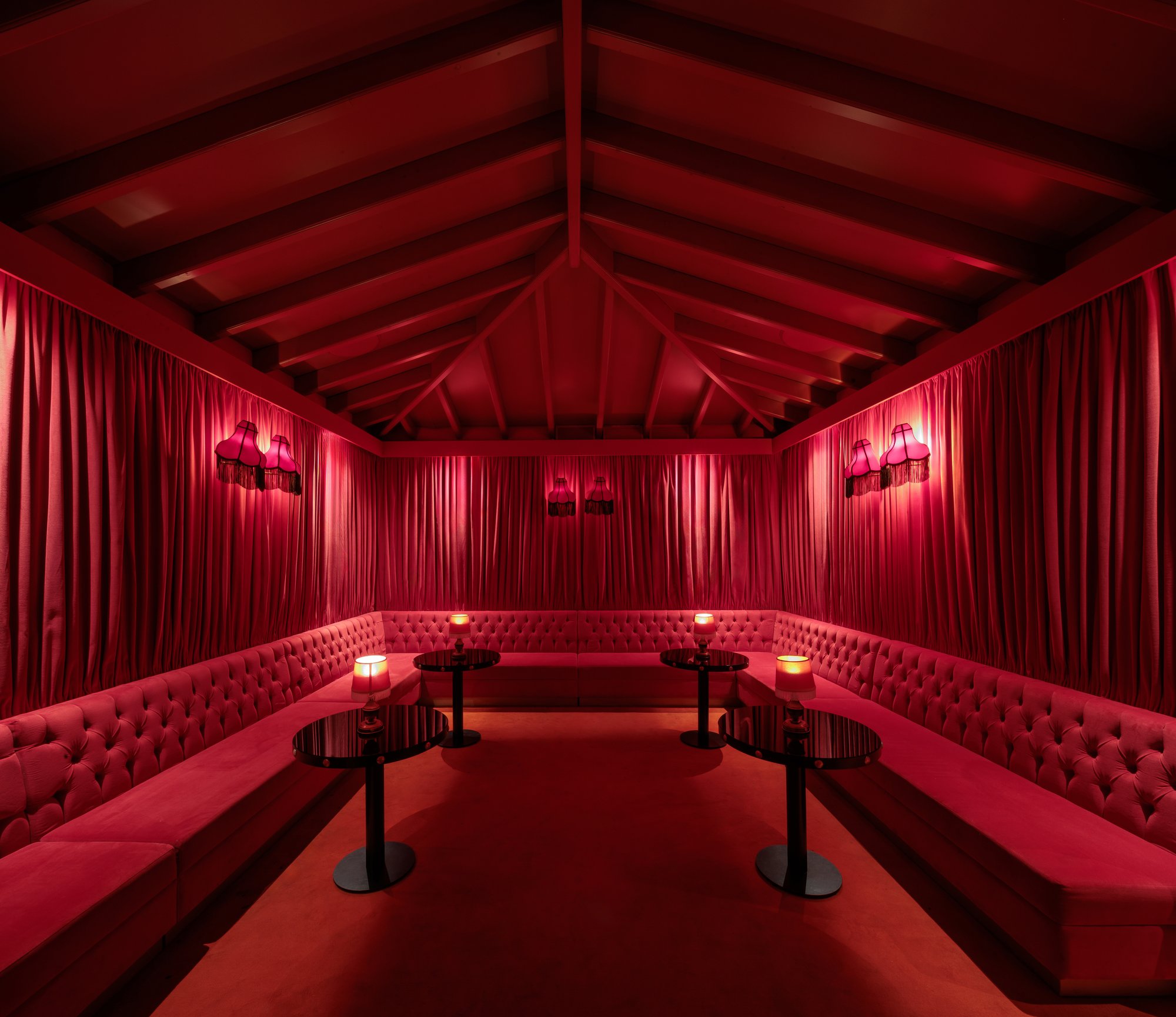 Reservado bajo cubierta de madera con banquetas capitoné — Motel, Marbella. Fotografía de Pedro Jaén