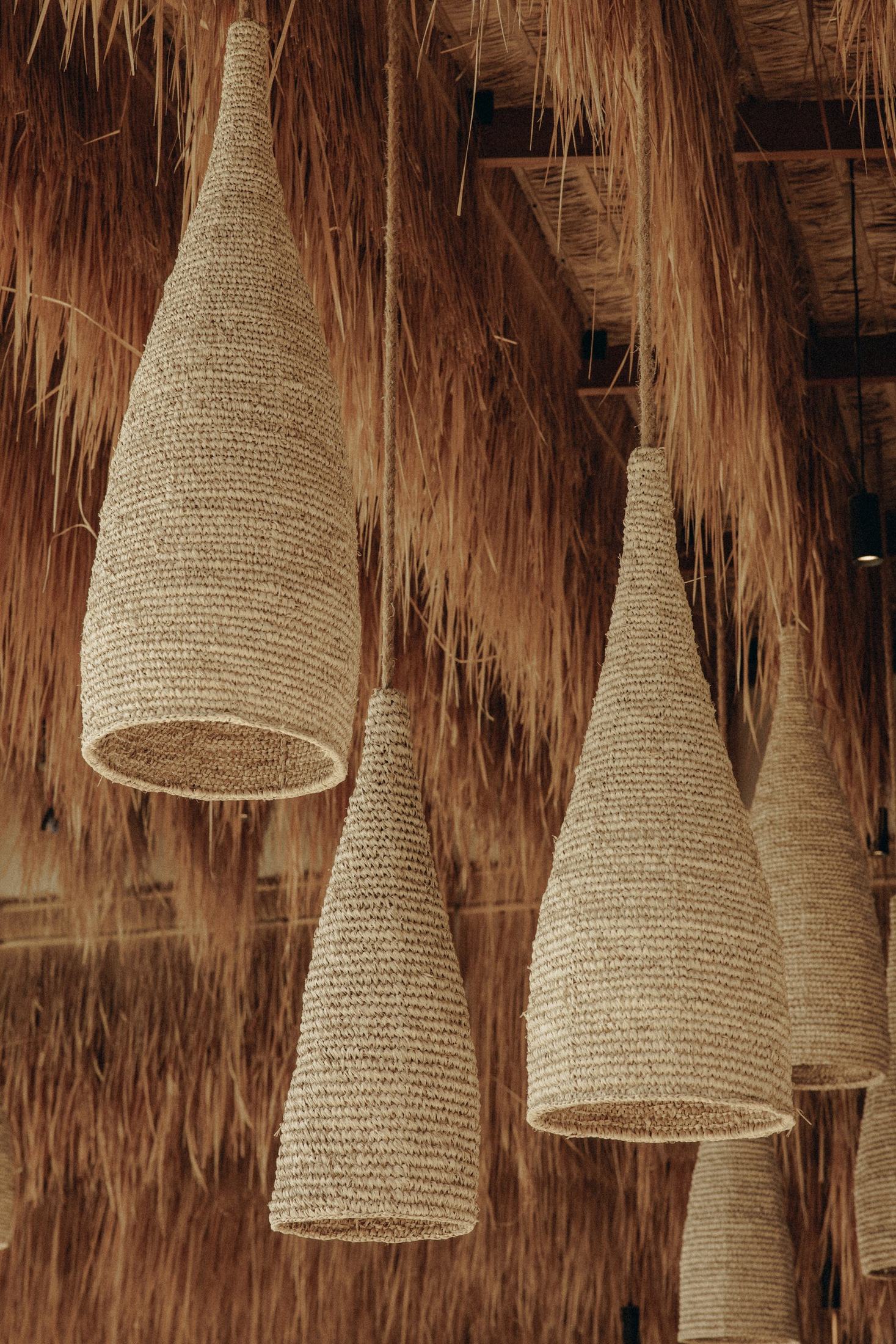 Lámparas de fibra bajo el techo de palma — Nido, Marbella. Fotografía de Pedro Jaén