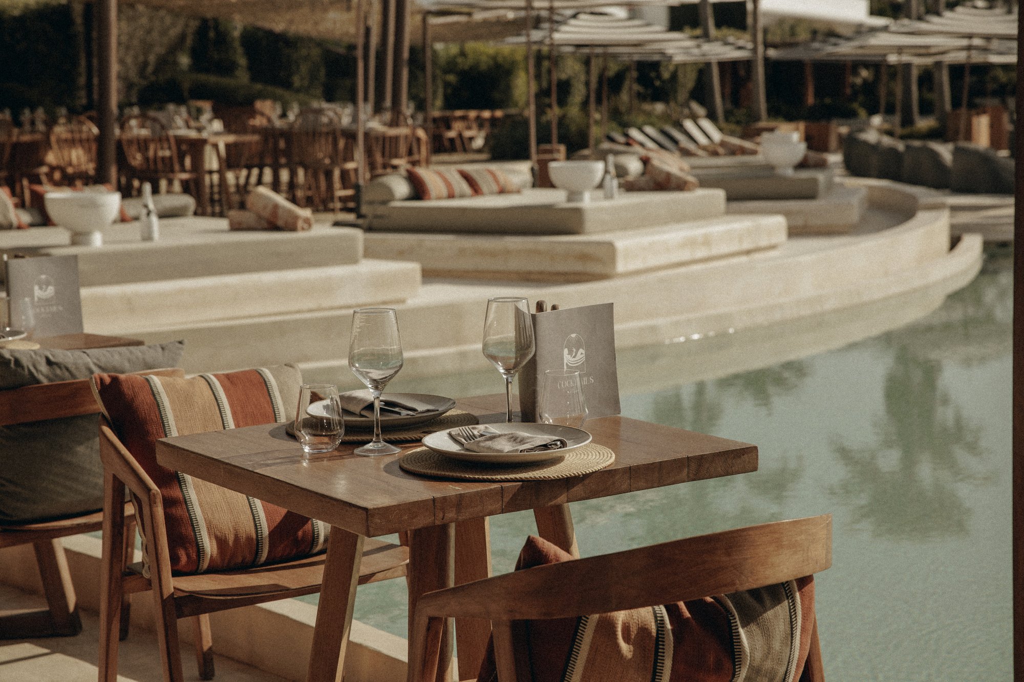 Mesa para dos junto a la piscina — Nido, Marbella. Fotografía de Pedro Jaén