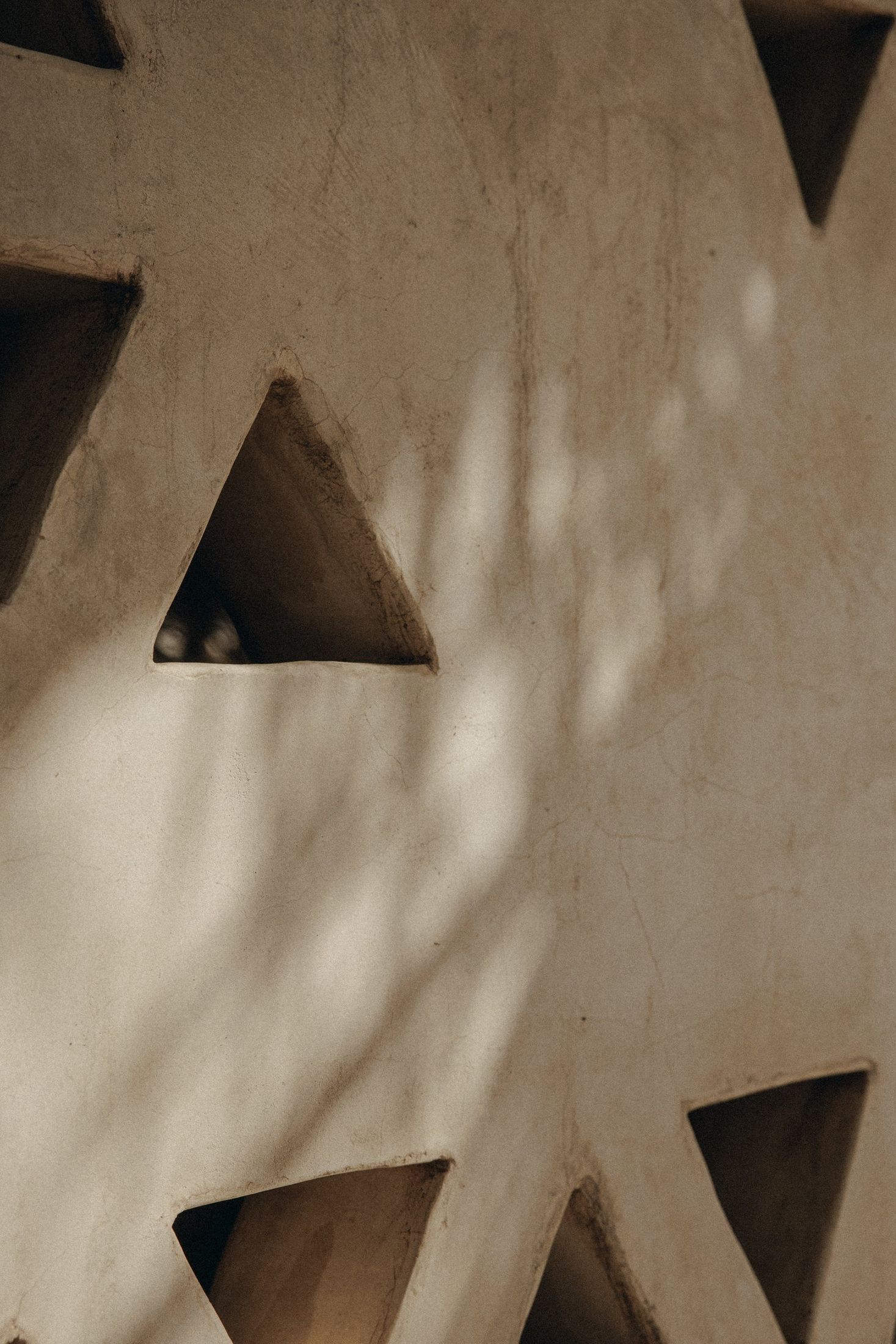 Muro de cal con celosía triangular — Nido, Marbella. Fotografía de Pedro Jaén