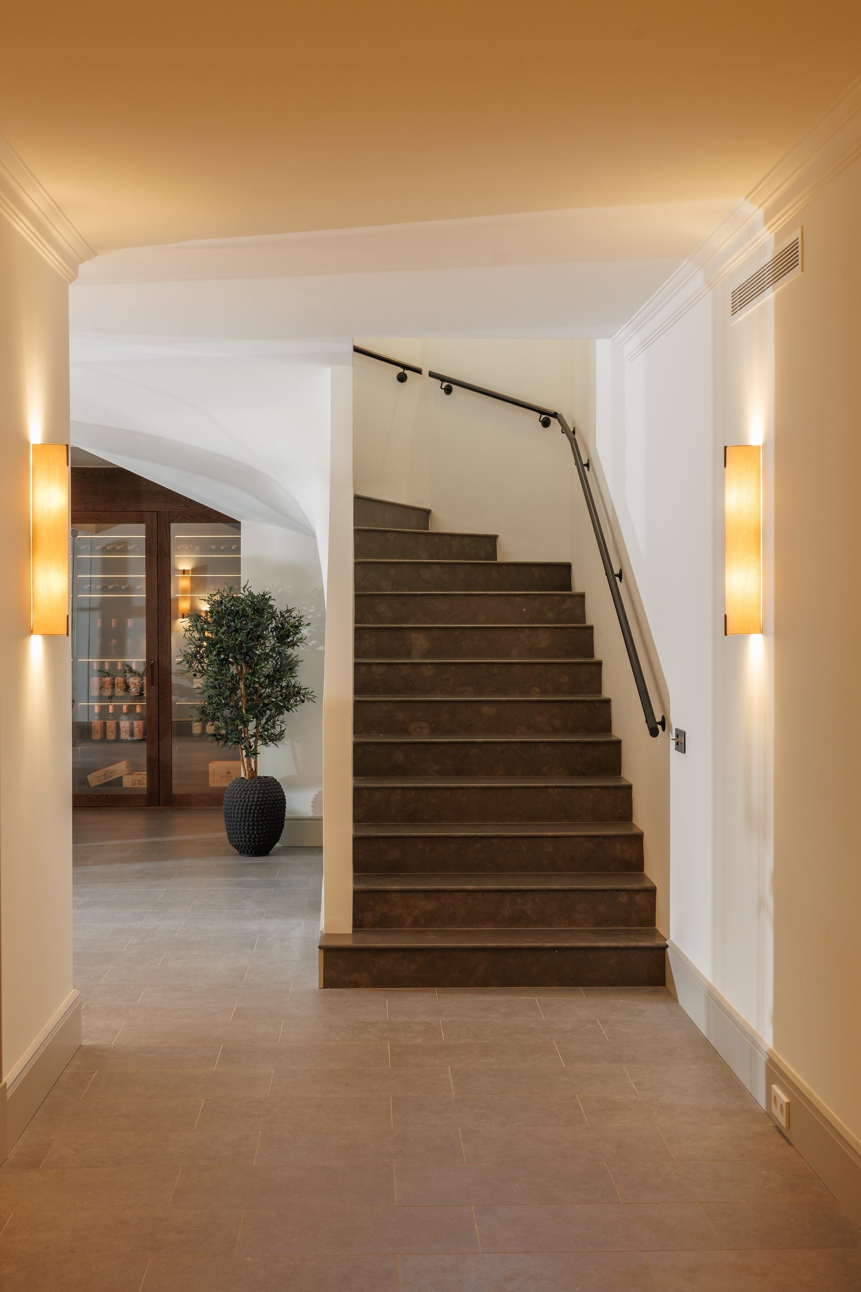 Escalera de madera con apliques de luz cálida — Puroform La Zagaleta, La Zagaleta, Benahavís. Fotografía de Pedro Jaén