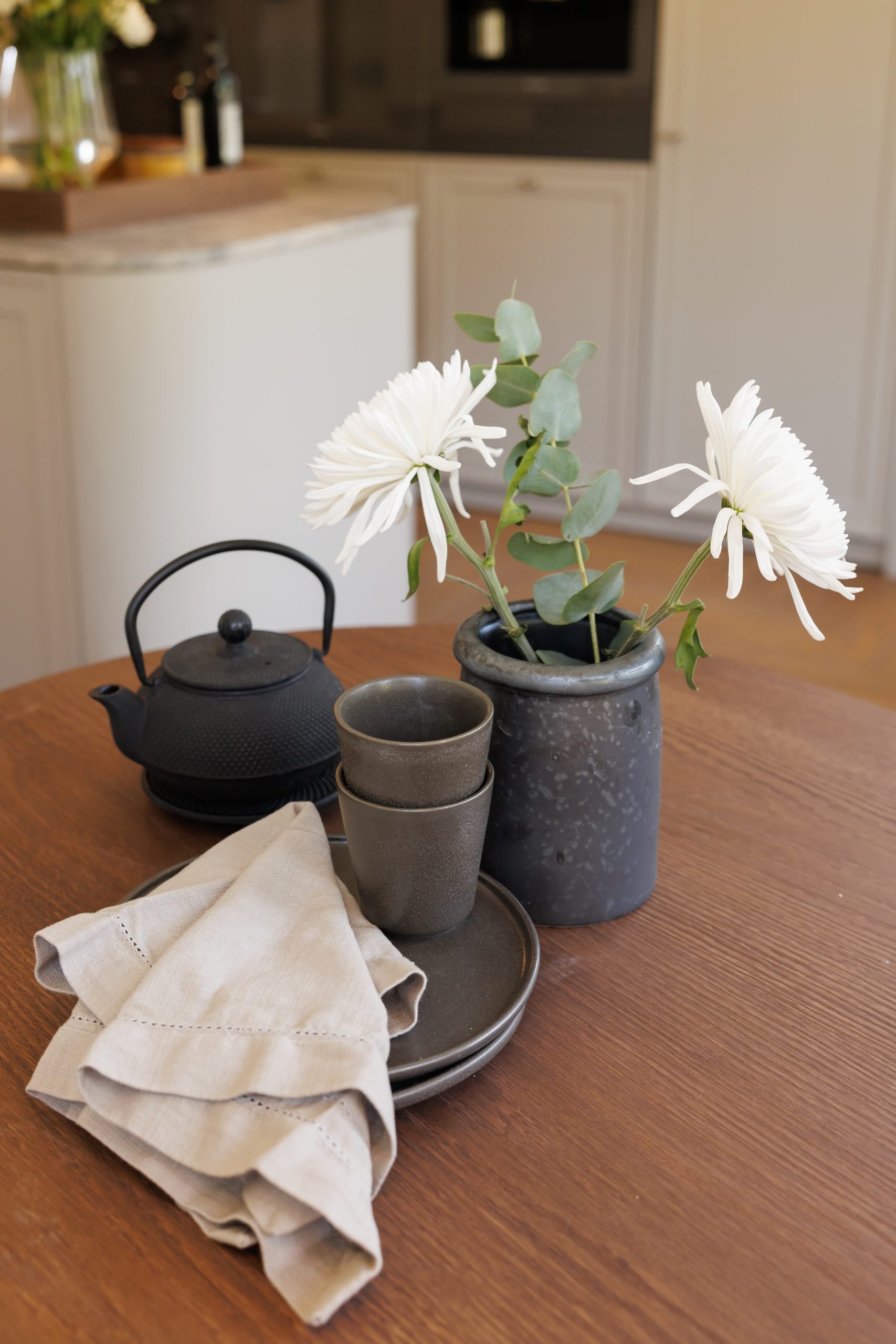 Tetera de hierro, flores blancas y servilleta de lino sobre la mesa — Puroform La Zagaleta, La Zagaleta, Benahavís. Fotografía de Pedro Jaén