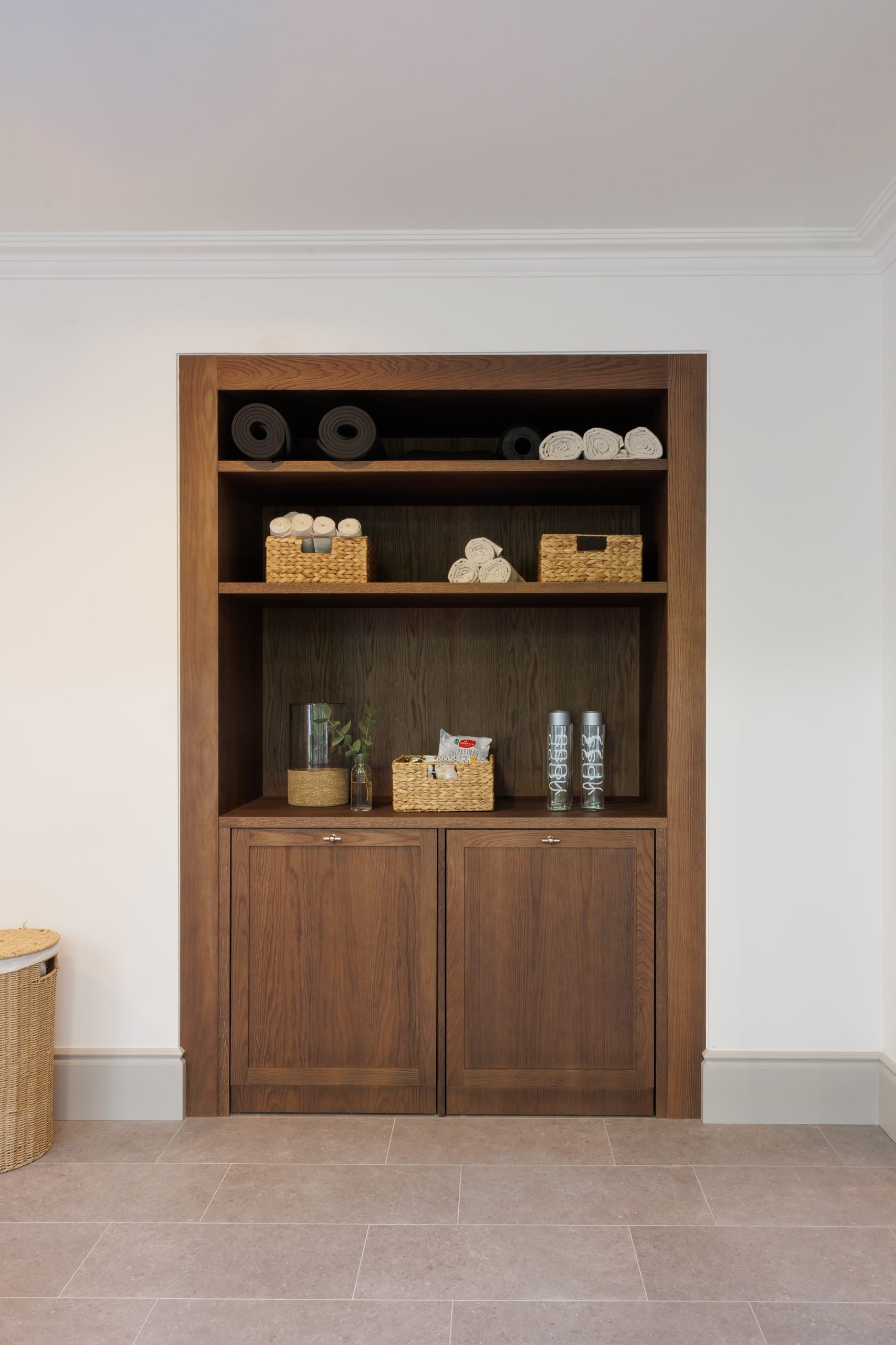 Mueble vitrina de madera empotrado en muro blanco — Puroform La Zagaleta, La Zagaleta, Benahavís. Fotografía de Pedro Jaén