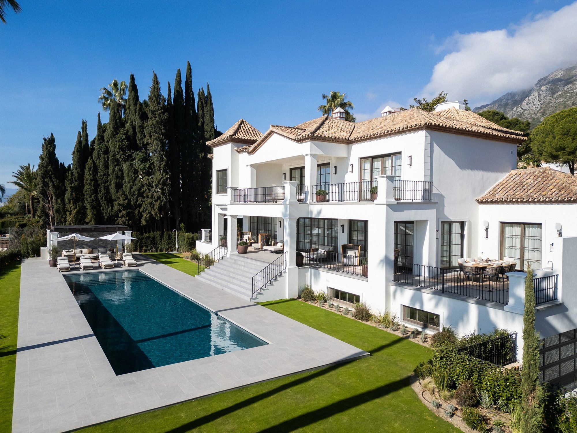 Vista aérea con dron de la villa, el jardín y la piscina — Puroform Sierra Blanca, Sierra Blanca, Marbella. Fotografía de Pedro Jaén