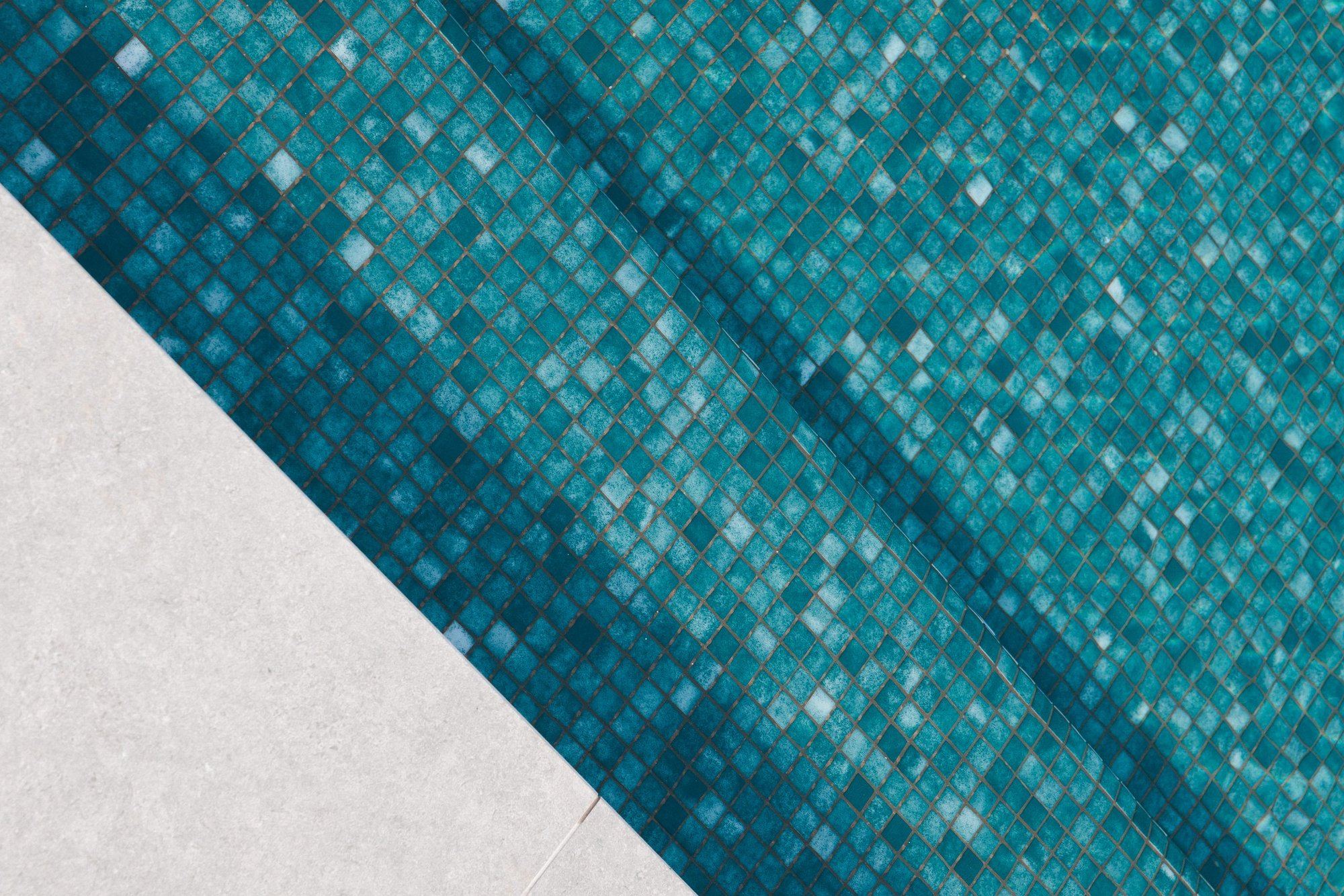 Detalle de gresite turquesa en el borde de la piscina — Puroform Sierra Blanca, Sierra Blanca, Marbella. Fotografía de Pedro Jaén