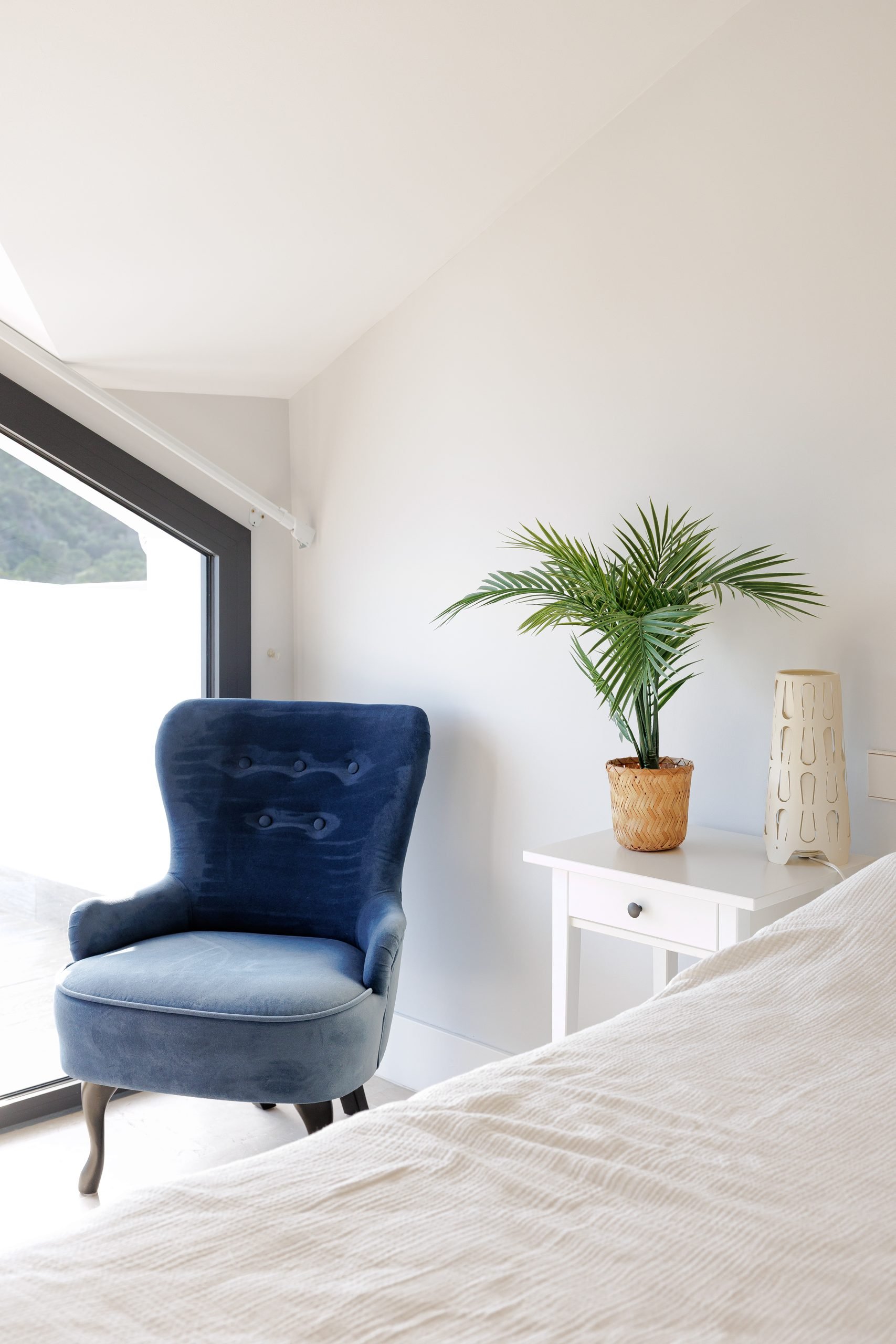 Butaca azul junto al ventanal — Apartamento Selwo Ocean Hills, Costa del Sol. Fotografía de Pedro Jaén