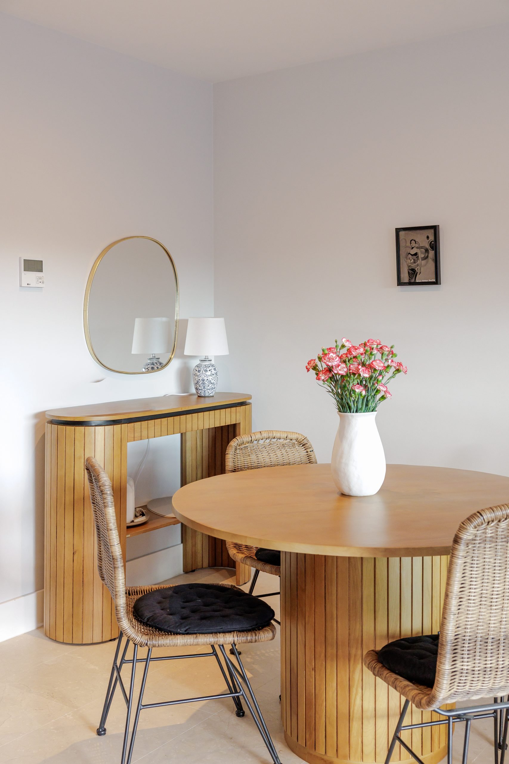 Comedor con mesa redonda y espejo — Apartamento Selwo Ocean Hills, Costa del Sol. Fotografía de Pedro Jaén