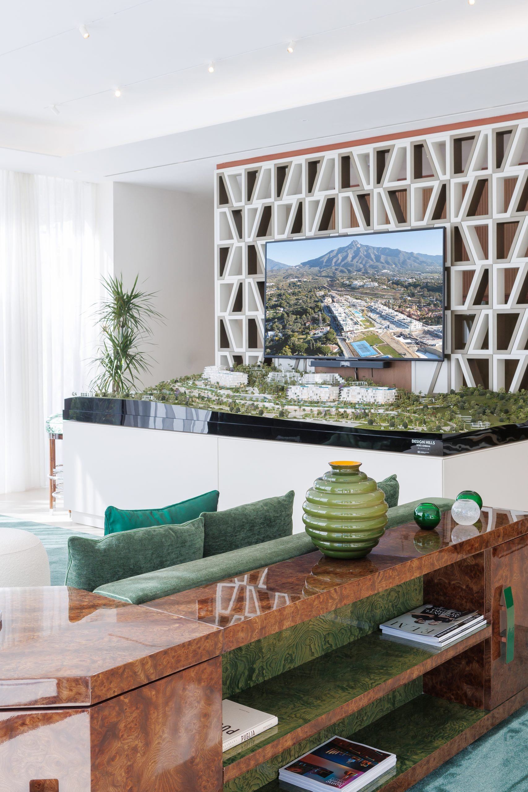 Salón con celosía de madera y pantalla de presentación — Sierra Blanca Epic, Sierra Blanca, Marbella. Fotografía de Pedro Jaén