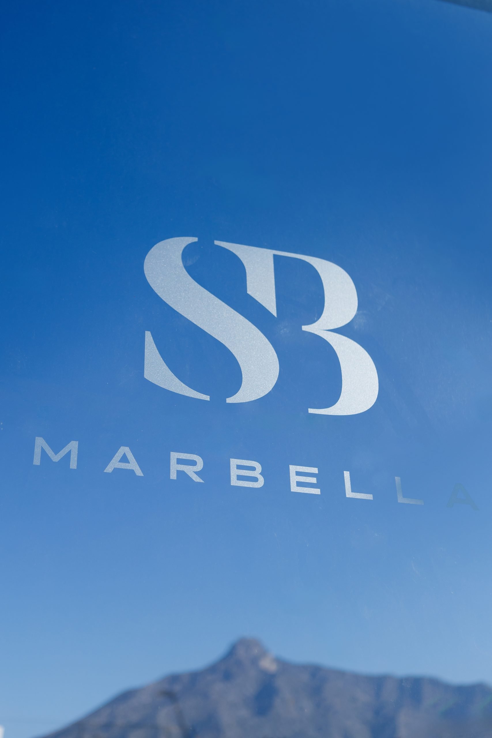 Rótulo SB Marbella sobre cielo azul — Sierra Blanca Epic, Sierra Blanca, Marbella. Fotografía de Pedro Jaén