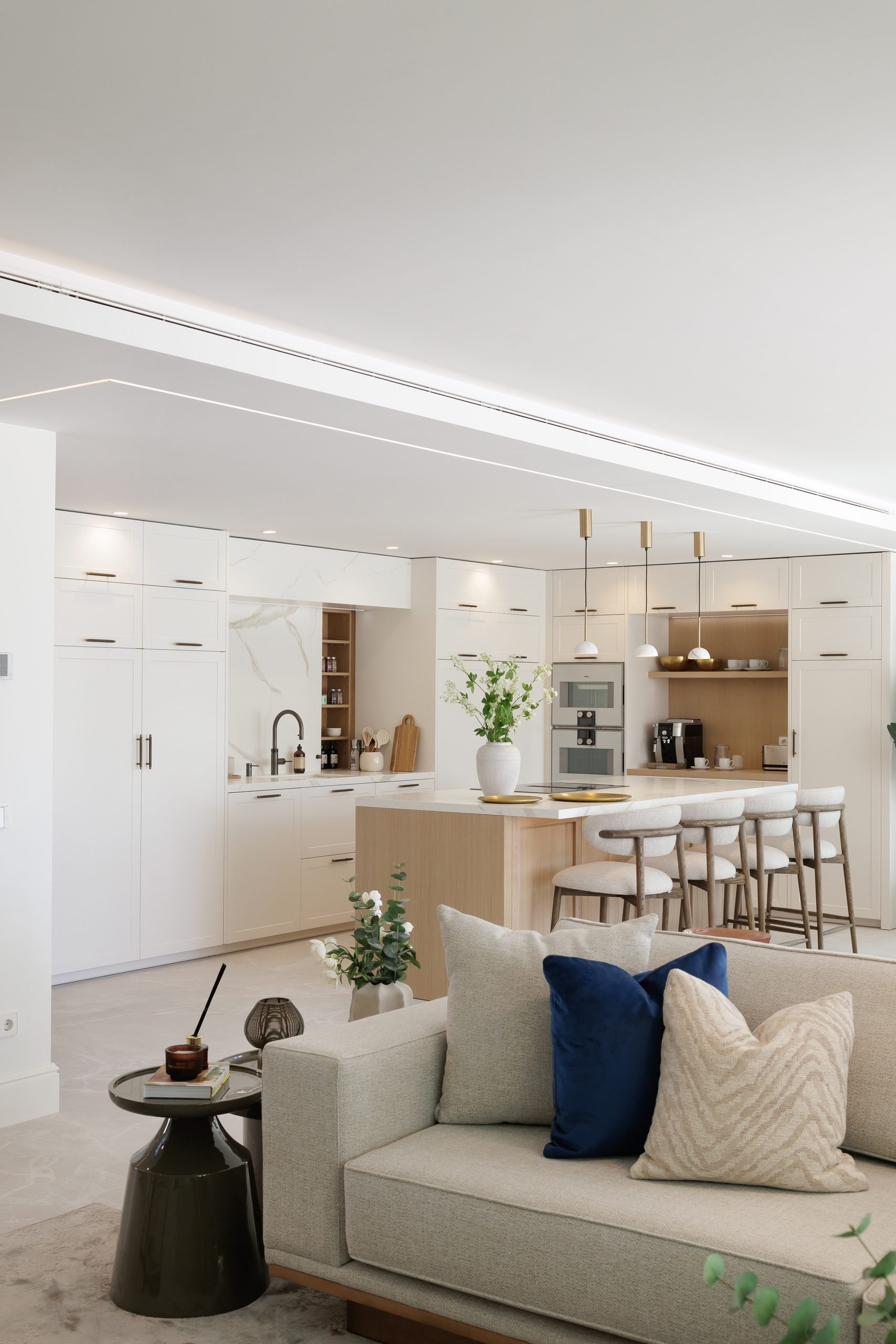 Salón y cocina abiertos con sofá claro — Soledad Merchán Villa. Fotografía de Pedro Jaén
