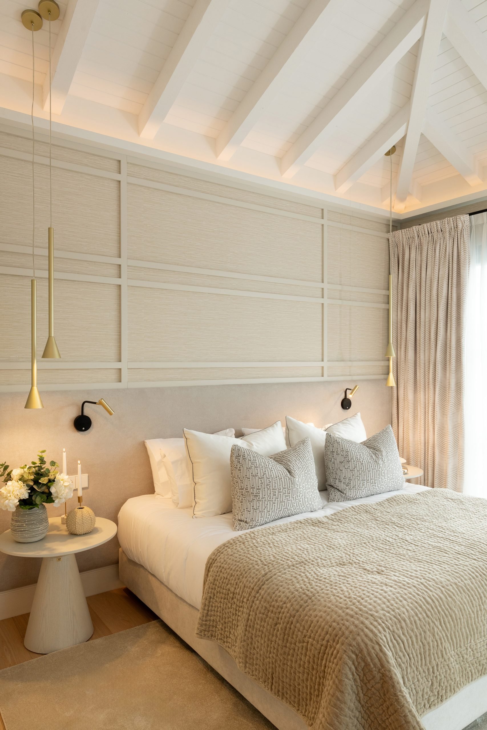 Dormitorio bajo techo de vigas blancas — Soledad Merchán Villa. Fotografía de Pedro Jaén