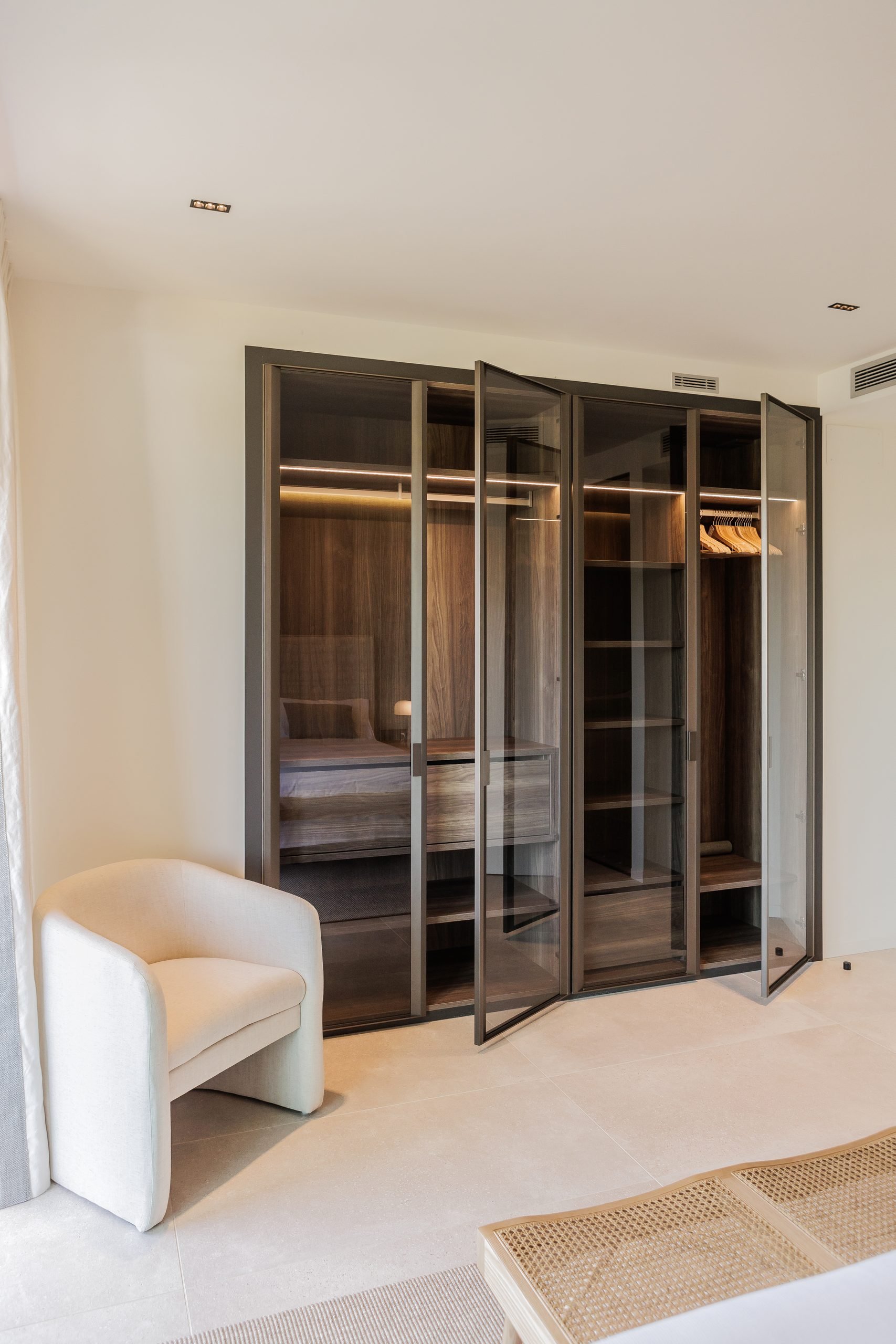 Vestidor acristalado con butaca blanca — Sotogrande Village Verde, Sotogrande, Cádiz. Fotografía de Pedro Jaén
