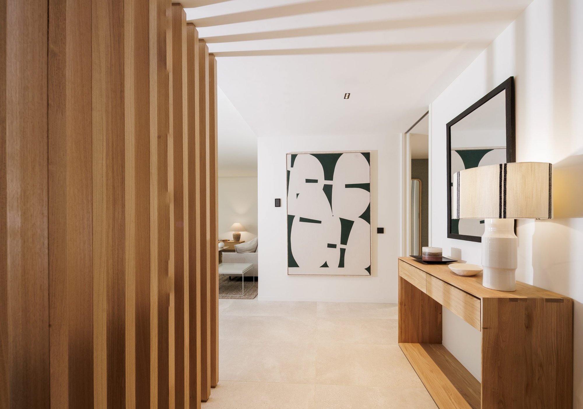 Pasillo con listones de madera y obra gráfica — Sotogrande Village Verde, Sotogrande, Cádiz. Fotografía de Pedro Jaén