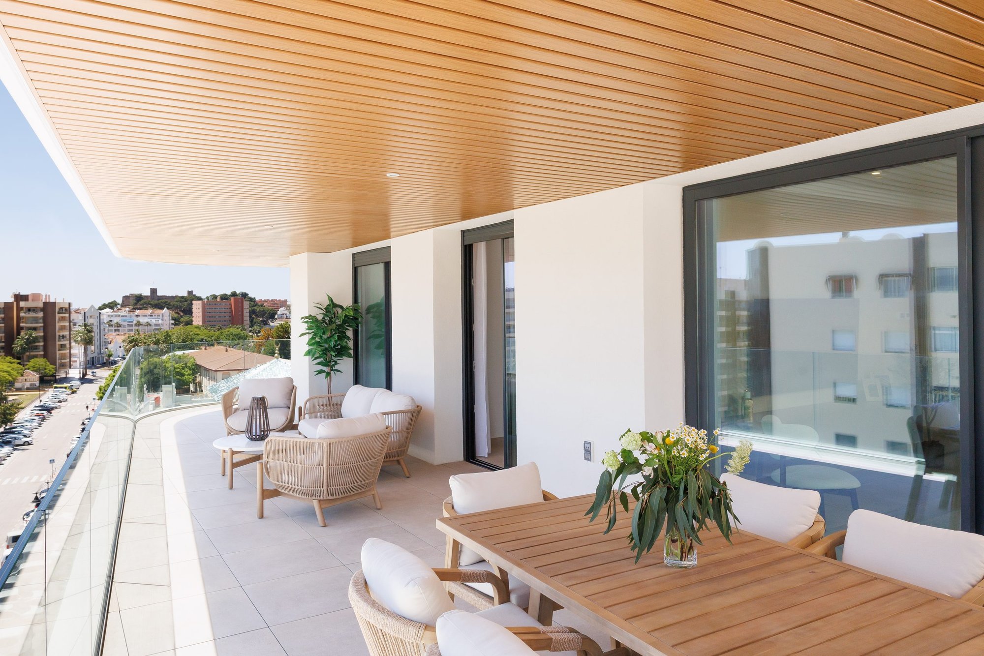 Terraza con comedor y salón exterior — Tower Fuengirola, Fuengirola, Málaga. Fotografía de Pedro Jaén