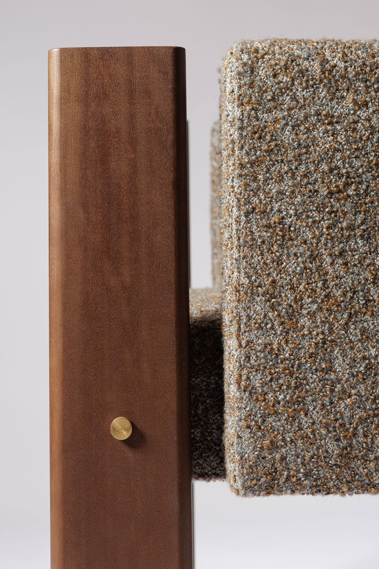 Detalle de madera y tapicería bouclé — Treforma, Costa del Sol. Fotografía de Pedro Jaén