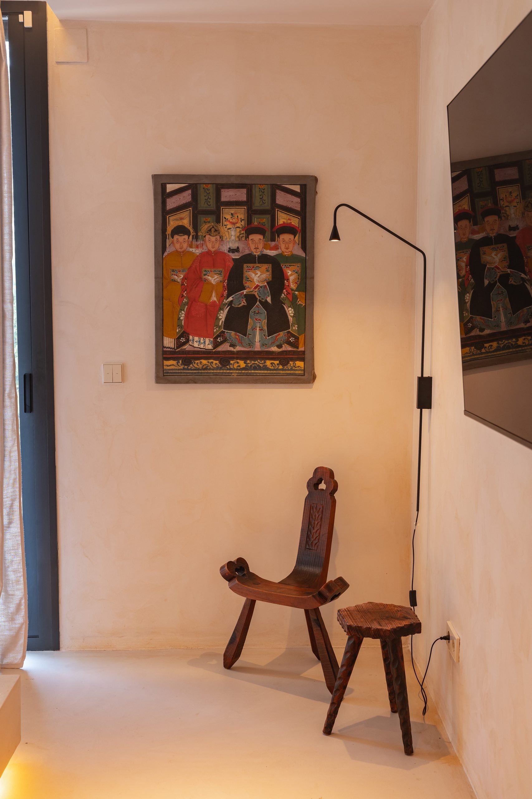 Rincón con silla de madera, aplique y cuadro — Villa Copal, Cabopino, Marbella. Fotografía de Pedro Jaén