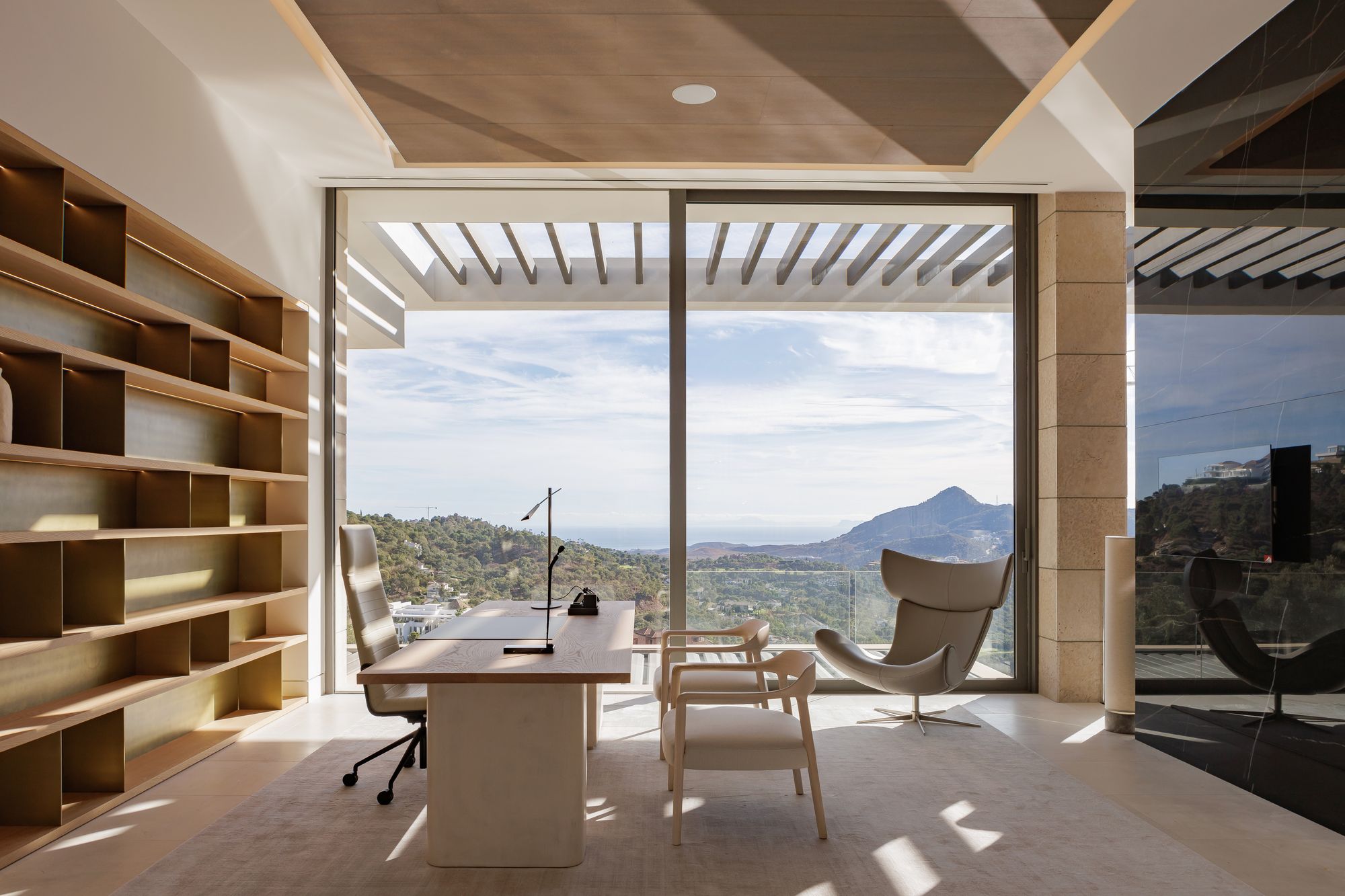 Despacho con vistas panorámicas a la montaña — Villa Kaizen · La Zagaleta. Fotografía de Pedro Jaén