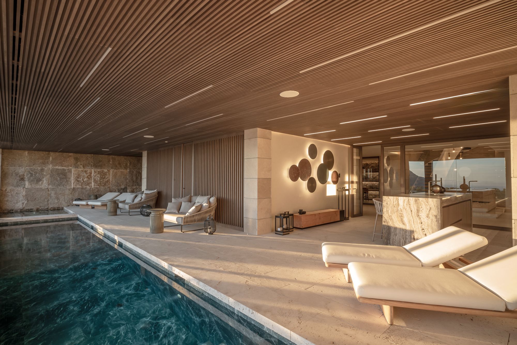 Spa y piscina cubierta con techo de listones al atardecer — Villa Kaizen · La Zagaleta. Fotografía de Pedro Jaén