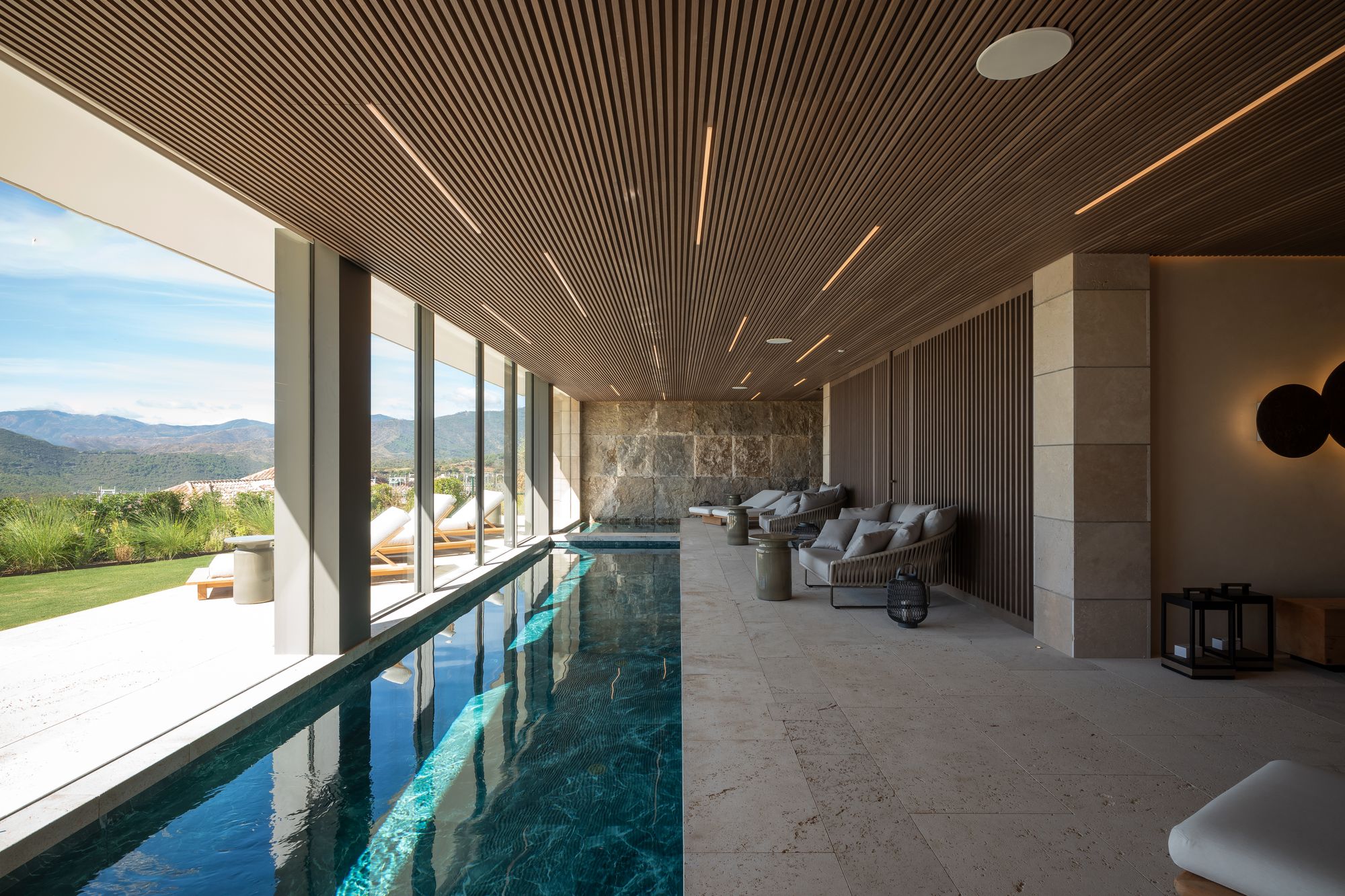 Piscina interior alargada con vistas a la terraza — Villa Kaizen · La Zagaleta. Fotografía de Pedro Jaén