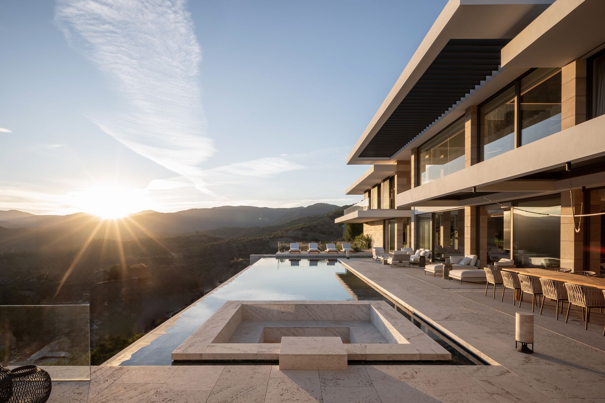 Piscina infinita al atardecer con vistas al valle — Villa Kaizen · La Zagaleta. Fotografía de Pedro Jaén