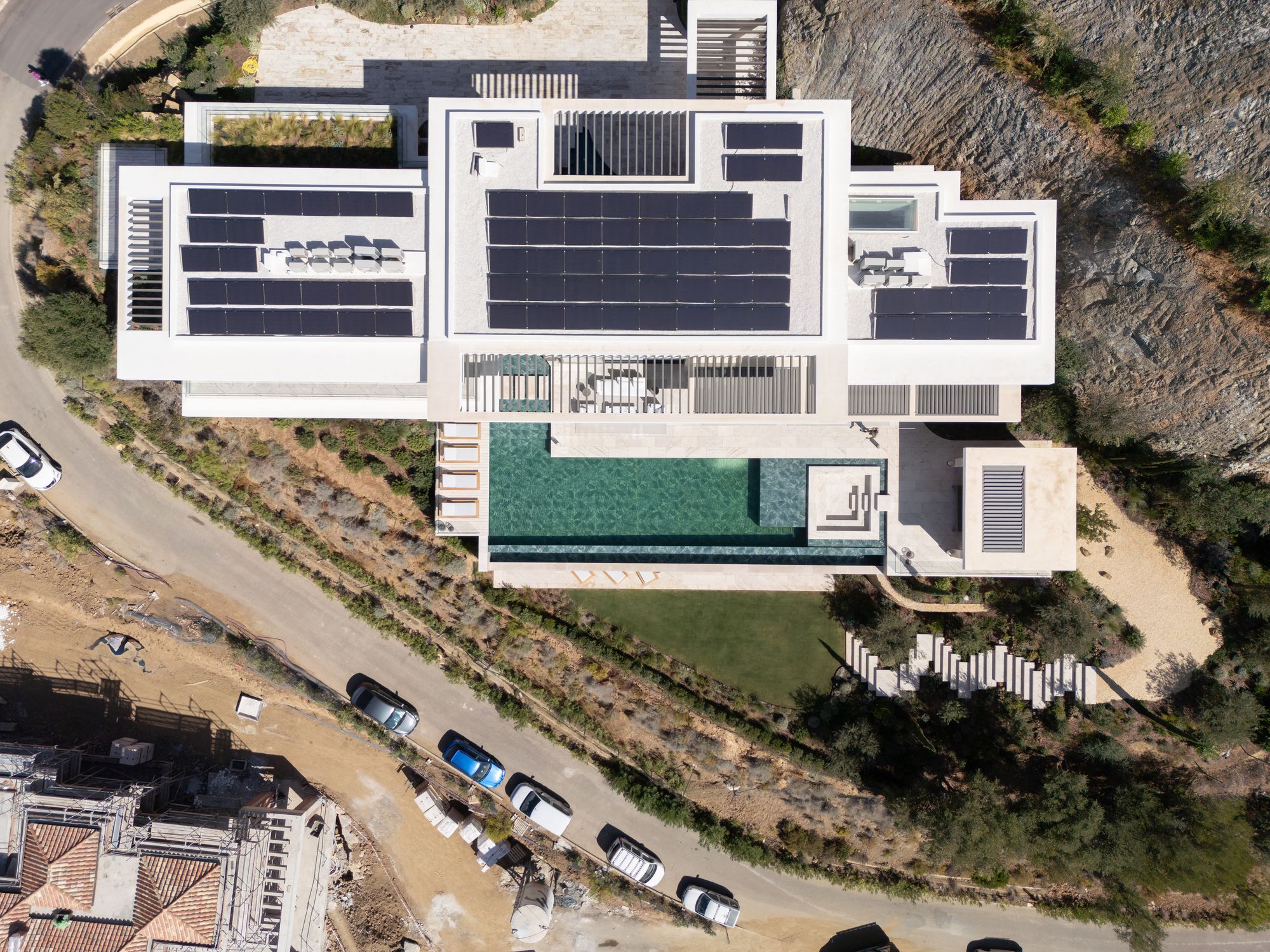 Vista aérea de la villa, la piscina y las placas solares — Villa Kaizen · La Zagaleta. Fotografía de Pedro Jaén