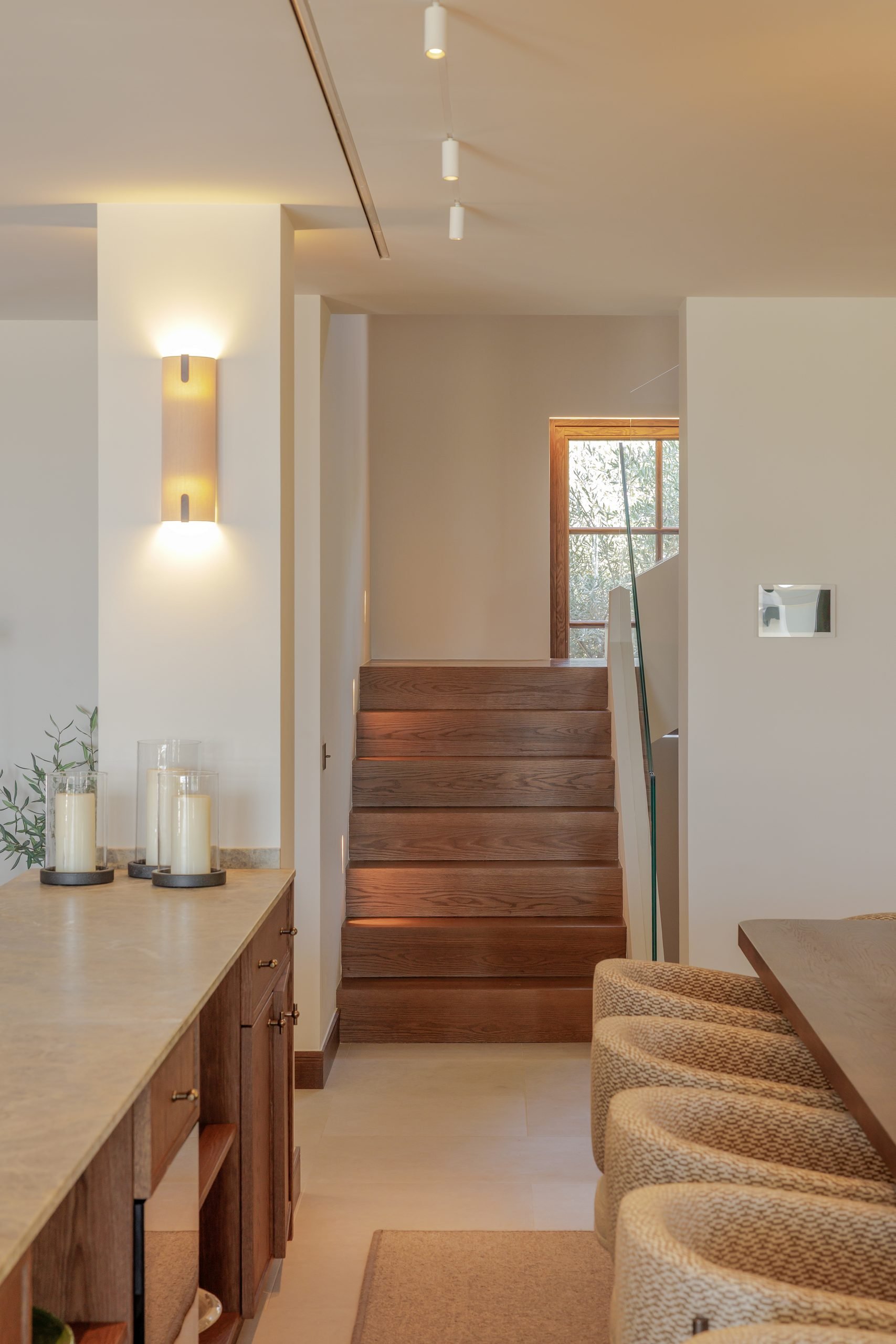 Escalera con apliques de luz cálida — Villa Kronenburg, Nagüeles, Marbella. Fotografía de Pedro Jaén