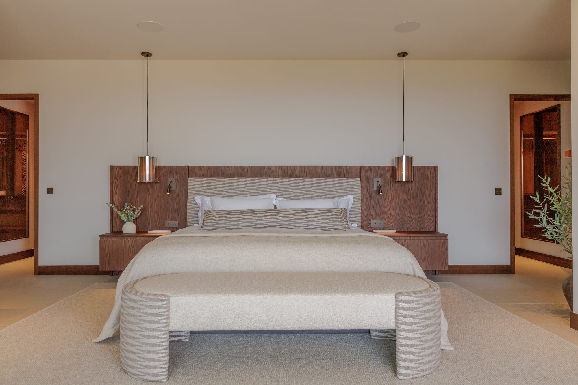 Dormitorio principal con cabecero de madera — Villa Kronenburg, Nagüeles, Marbella. Fotografía de Pedro Jaén
