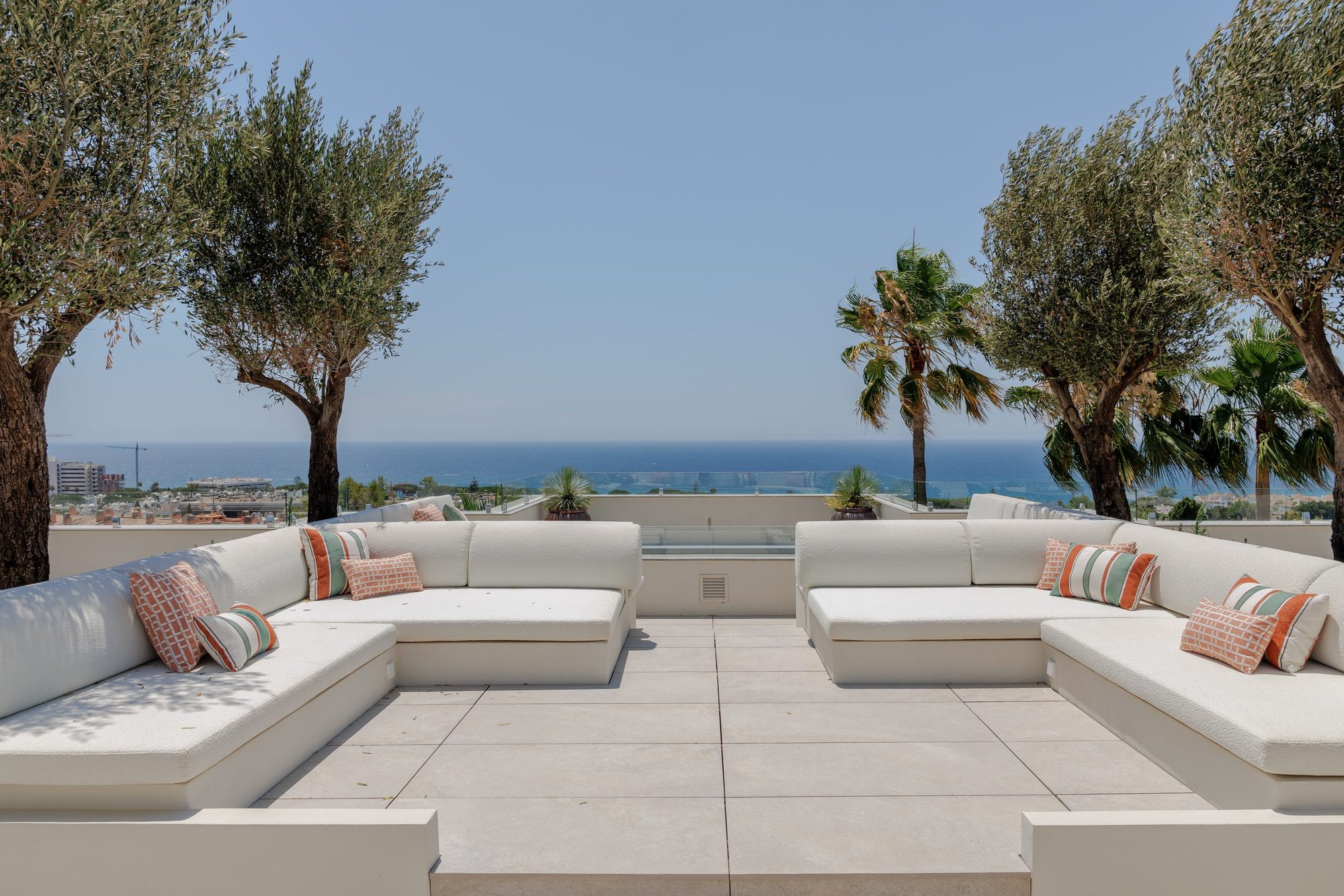 Lounge exterior con vistas al mar — Villa Kronenburg, Nagüeles, Marbella. Fotografía de Pedro Jaén