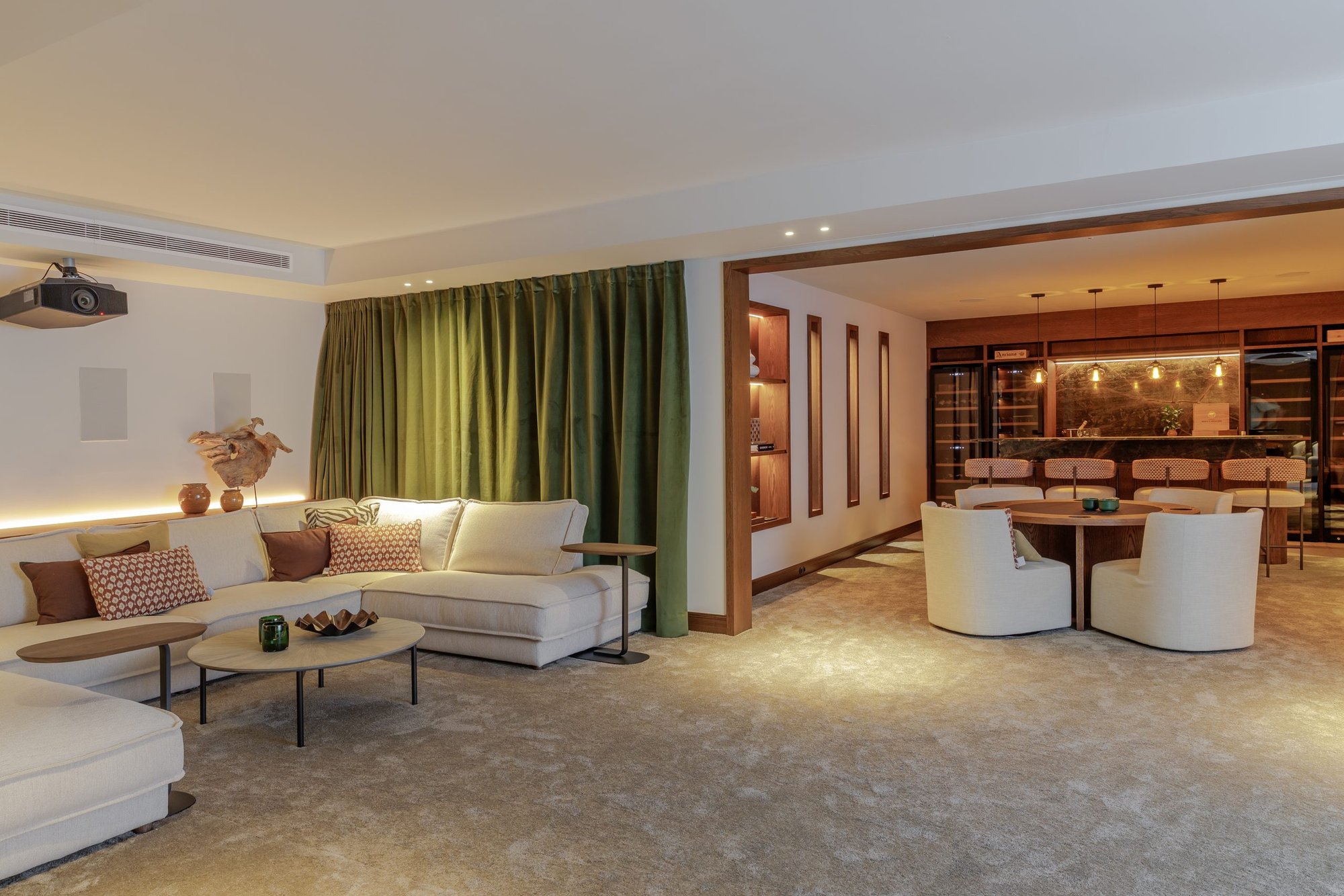 Salón amplio con cortinas y luz cálida — Villa Kronenburg, Nagüeles, Marbella. Fotografía de Pedro Jaén