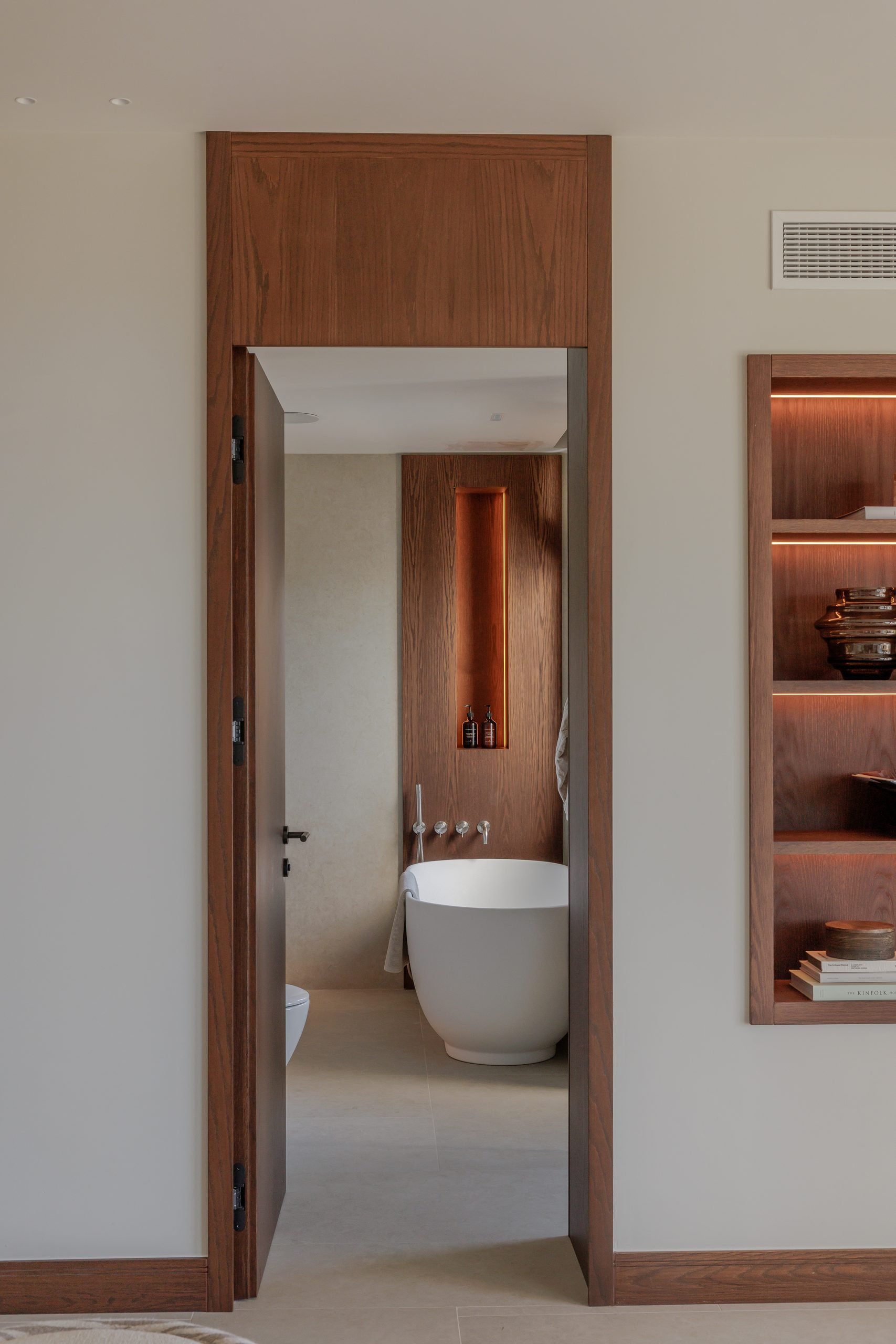 Baño con bañera exenta y madera — Villa Kronenburg, Nagüeles, Marbella. Fotografía de Pedro Jaén