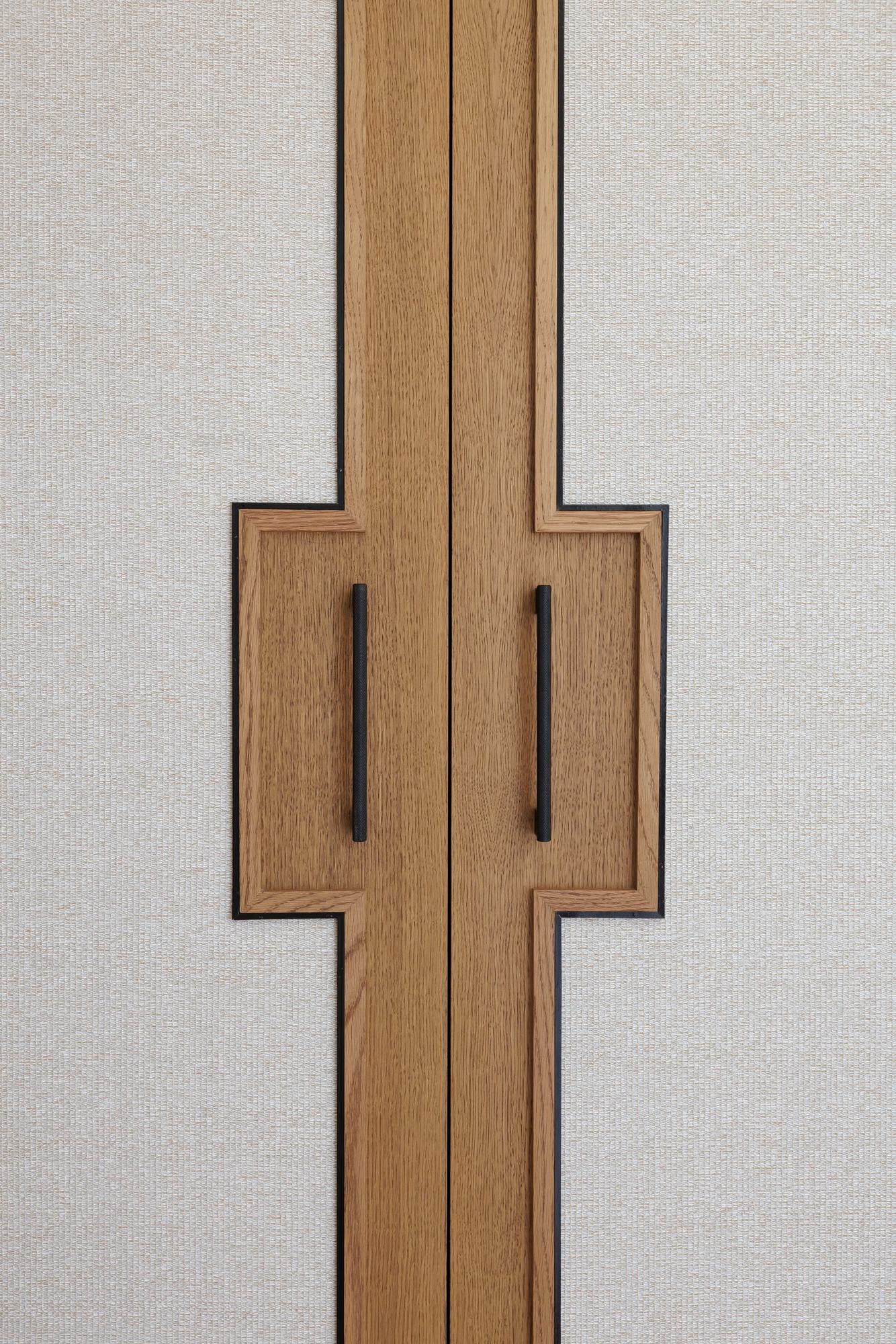Detalle de puertas tapizadas con tiradores de madera — Villa Rina 5, Costa del Sol. Fotografía de Pedro Jaén