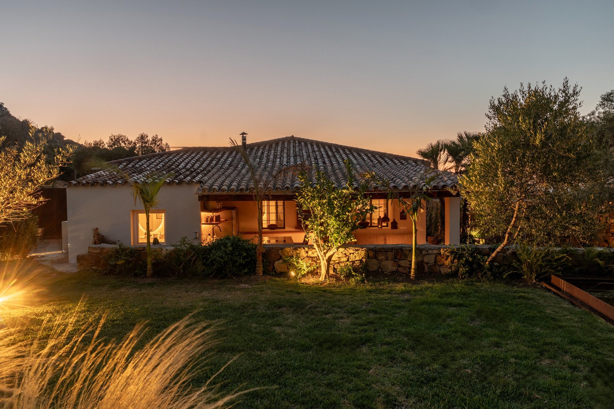 Casa de campo y jardín al atardecer — Villa The Cave, Tarifa, Cádiz. Fotografía de Pedro Jaén