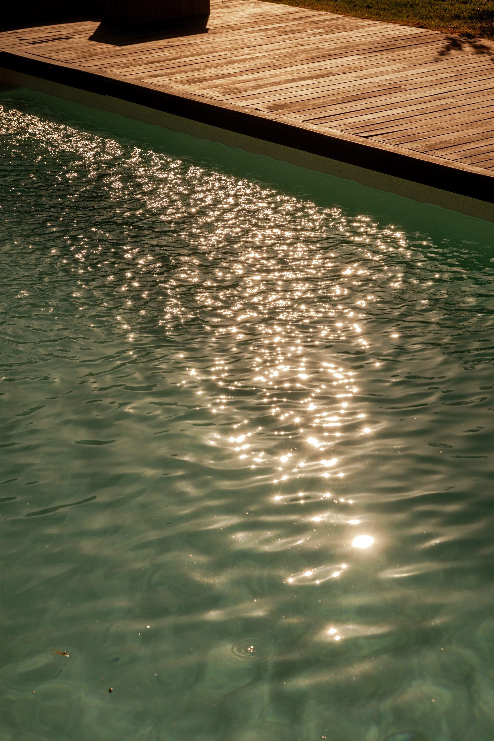 Reflejos de luz sobre el agua de la piscina — Villa The Cave, Tarifa, Cádiz. Fotografía de Pedro Jaén