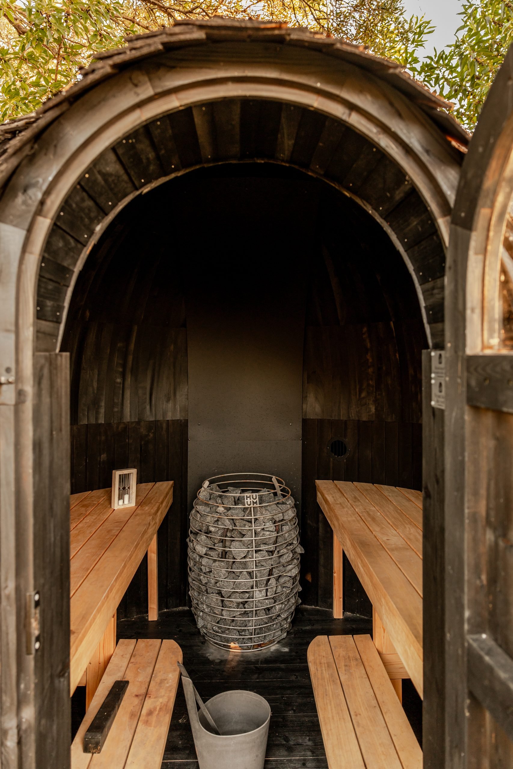 Sauna de barril de madera en el jardín — Villa The Cave, Tarifa, Cádiz. Fotografía de Pedro Jaén