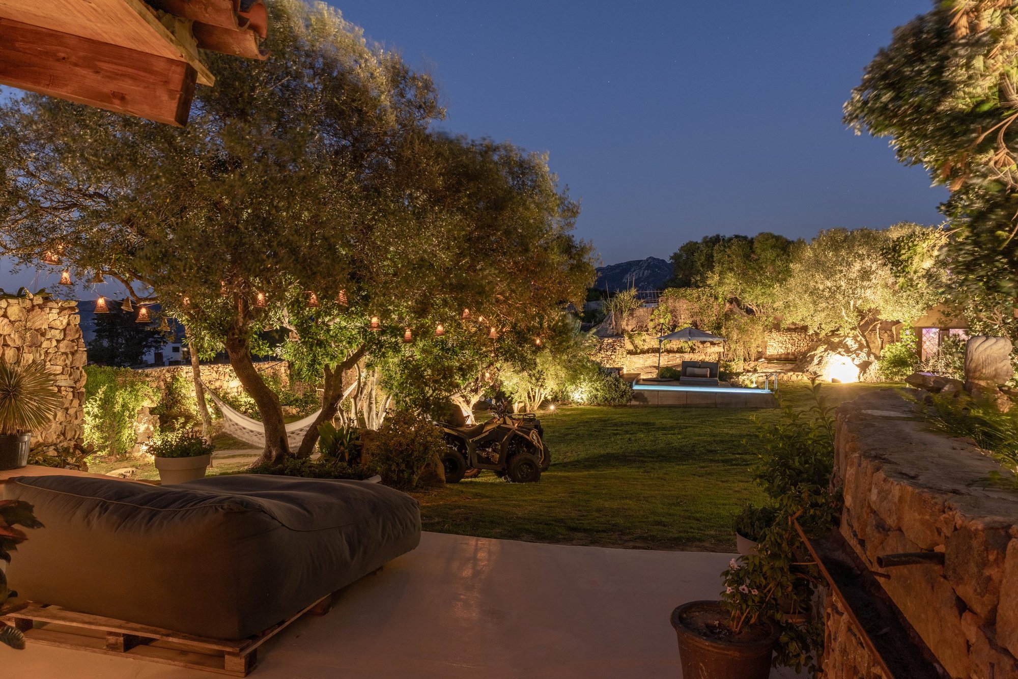 Jardín de olivos iluminado al anochecer — Villa The Cave, Tarifa, Cádiz. Fotografía de Pedro Jaén